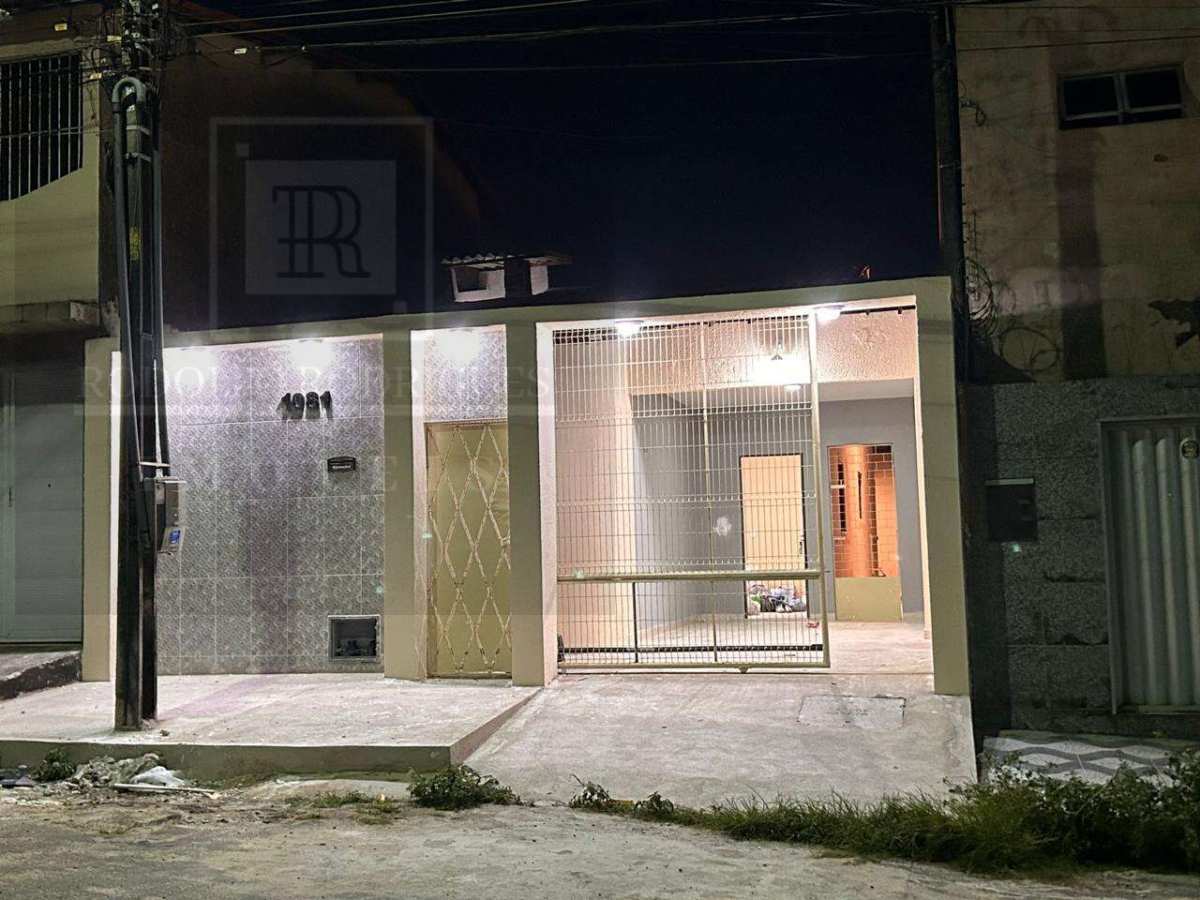 Casa Solta Reformada à Venda na Cidade dos Funcionários - 120m2 - Prox Av Oliveira Paiva - Rodolfo Rodrigues Imóveis